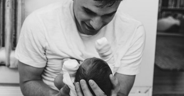 Interdiction de licencier les pères pendant la première année de vie de leur enfant : la circulaire de l'INPS