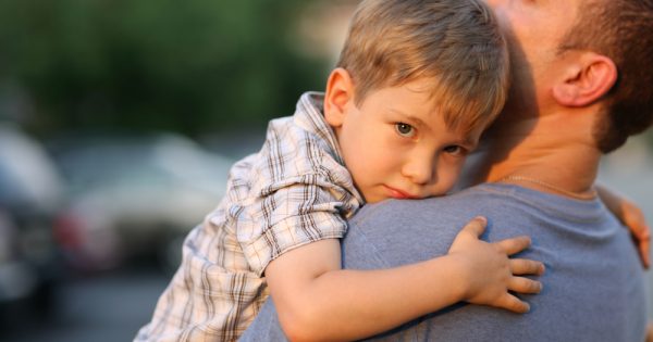 Ne sois pas une poule mouillée" : la vie dure pour les garçons timides
