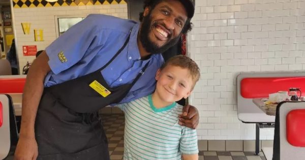 Un garçon de 8 ans aide un serveur dans le besoin grâce à une collecte de fonds