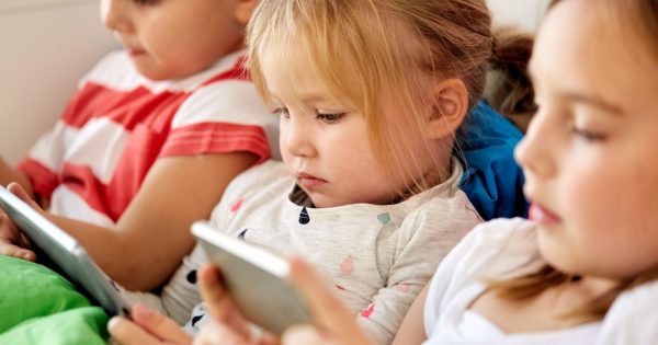 Les enfants et les médias sociaux : la recherche étudie les effets