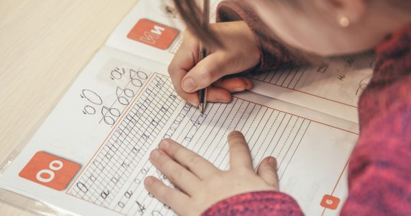 Fausse dysgraphie et vices de posture : bien écrire pour mieux apprendre