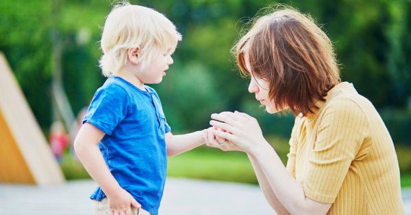 Petits accidents dans le jardin : la trousse de secours à emporter dans le sac à dos de la maman