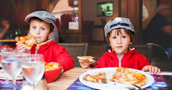 Au restaurant avec des enfants : comment s'en sortir indemne !