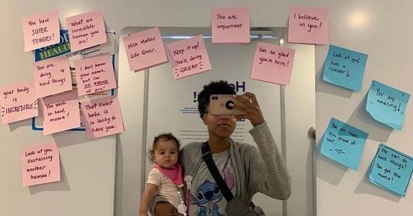 Des haltes pour les bébés, des stations d'allaitement et des messages encourageants de mères.