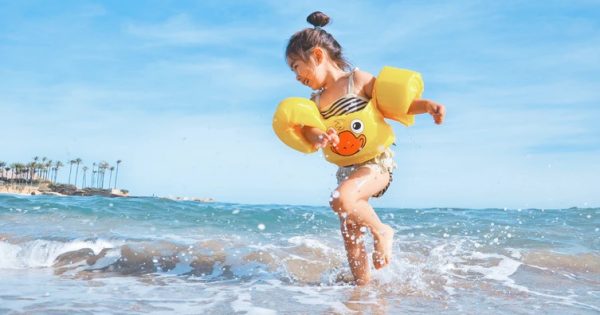 Enfants dans l'eau : accoudoirs, ceinture ou donut ?
