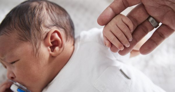 La tétine, substitut du sein ou alliée des mères ?