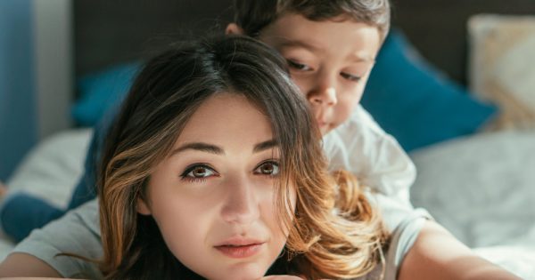 L'enfant appelle sa mère par son nom : comment cela se fait-il ?