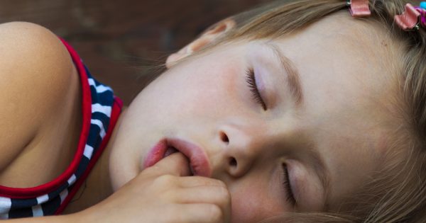 Les enfants ont le doigt dans la bouche après l’âge de 3 ans ? Attention aux dents Les enfants ont le doigt dans la bouche après l'âge de 3 ans ? Attention aux dents