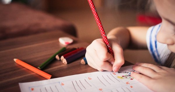 Lire avant l'école primaire : bon ou mauvais ?