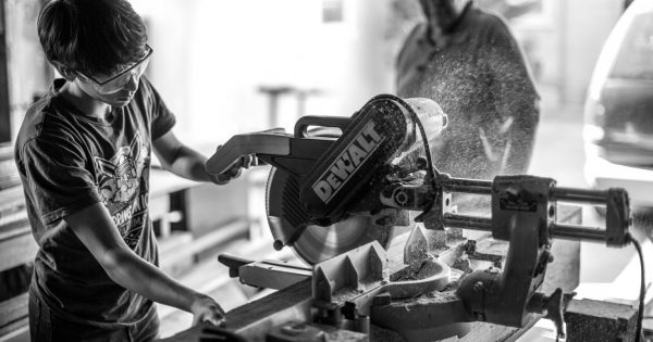 Save the Children tire la sonnette d'alarme : 366 000 travailleurs mineurs en Italie