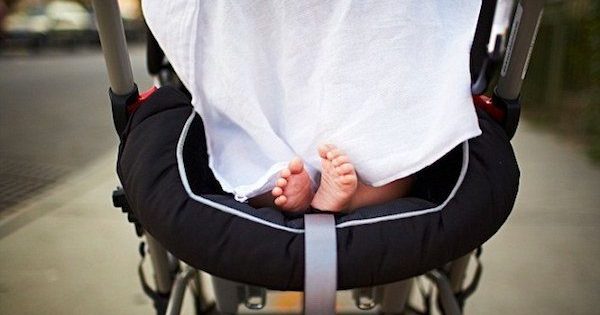 Un drap sur le landau pour lutter contre la chaleur ? Pas du tout ! Un drap sur le landau pour lutter contre la chaleur ? Pas du tout !