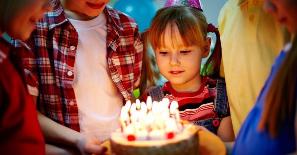Invite tous ses camarades de classe à la fête d'anniversaire, sauf un : réactions des parents