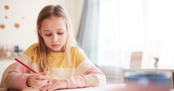 L'école la recale en deuxième année et le tribunal administratif régional oblige l'école à indemniser la famille.