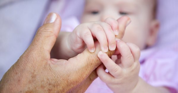 Une grand-mère demande 18 euros de l'heure pour s'occuper de son petit-fils : message d'une mère