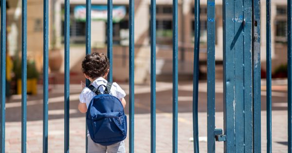 En raison de la baisse des taux de natalité, 1 200 écoles supplémentaires seront fermées au cours des cinq prochaines années. En raison de la baisse des taux de natalité, 1 200 écoles supplémentaires seront fermées au cours des cinq prochaines années.