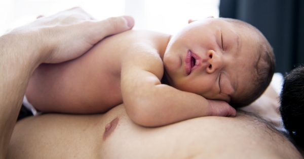 Le peau à peau avec le nouveau père : de plus en plus d’hôpitaux le permettent Le peau à peau avec le nouveau père : de plus en plus d'hôpitaux le permettent