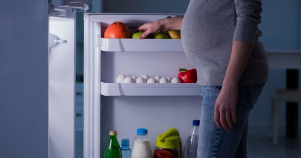 La faim pendant la grossesse : une étude révèle comment les fœtus "télécommandent" la mère