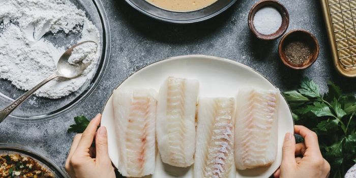 Bonnes et mauvaises graisses dans l’alimentation : quelle est la différence ? plate of fish on a table
