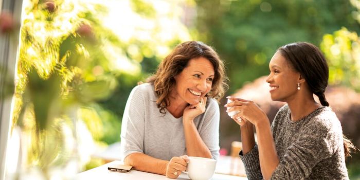 Comment la consommation d’alcool peut-elle affecter le rétablissement après une intervention chirurgicale ? two people having tea outdoors