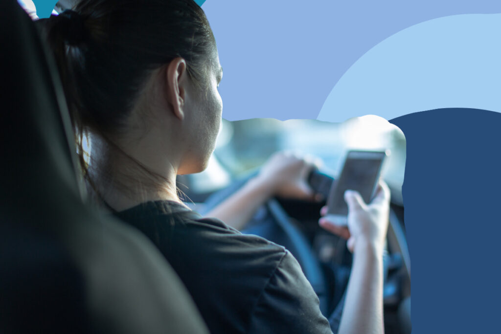 Comment prévenir les comportements imprudents chez les adolescents ? teenager girl texts while driving reckless behavior psychology