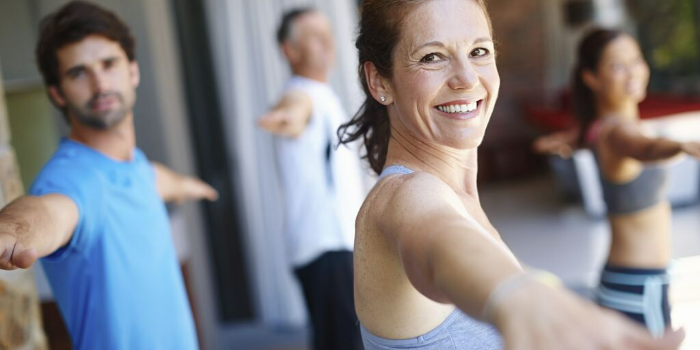 Comment puis-je commencer à faire de l’exercice si je ne suis pas actif ? a group of people in an exercise class