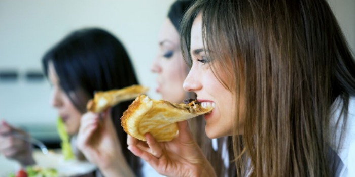 Comment savoir si je suis intolérant au gluten ou coeliaque ? group of people eating pizza