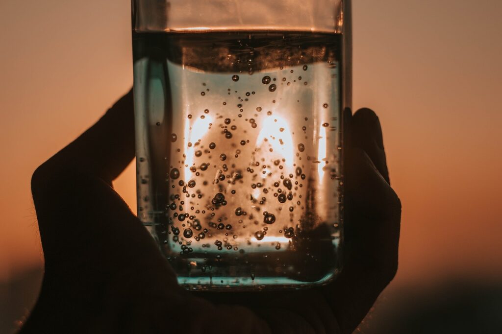 Mythes et réalités : L’eau gazeuse fait-elle réellement grossir ? Mythes et réalités : L'eau gazeuse fait-elle réellement grossir ?