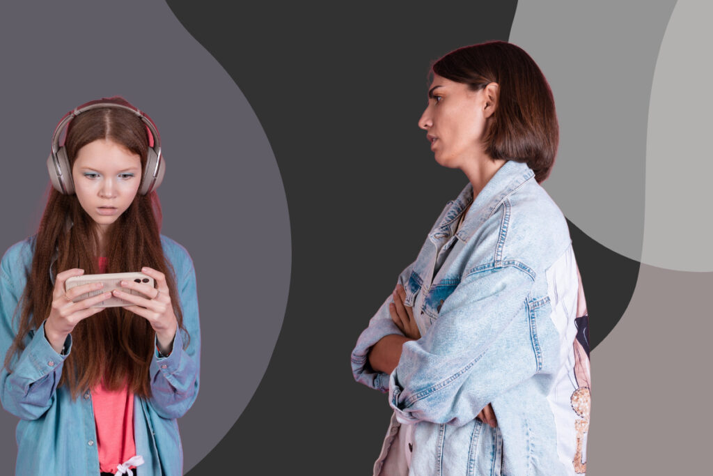 Mon adolescent me rend dépressif mother sad watching teenager daughter using her cell phone with headphones on