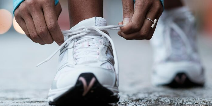 runner tying shoelaces