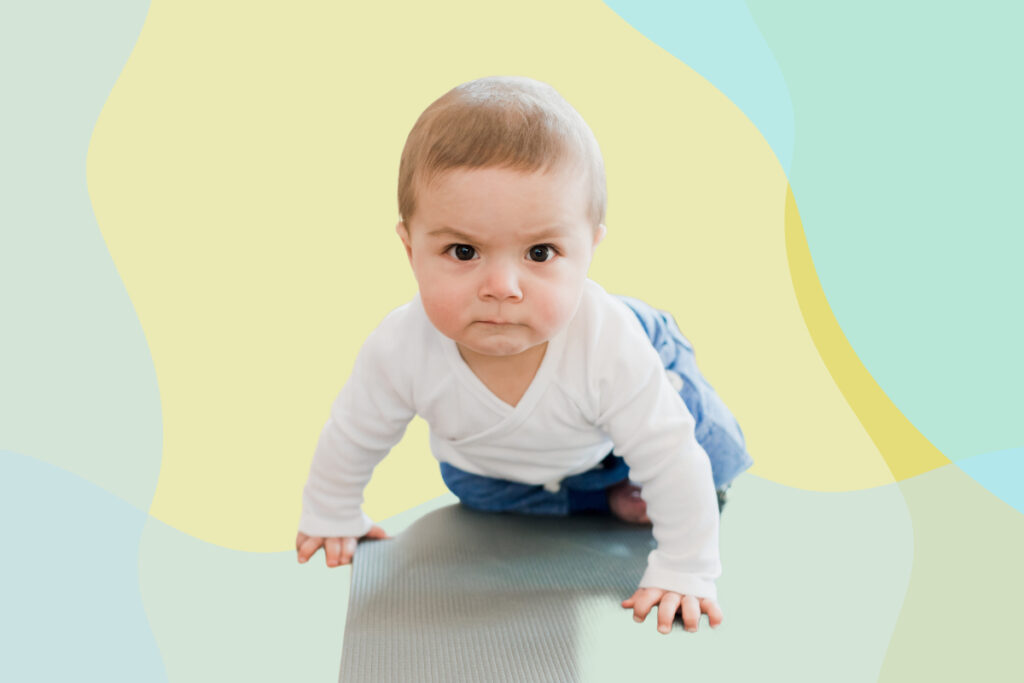 Pourquoi mon tout-petit me frappe-t-il ? 10 conseils pour y mettre fin angry looking toddler crawling