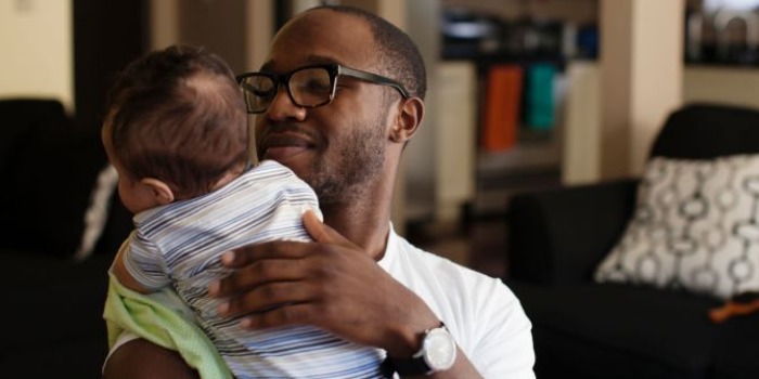 Qu’est-ce qu’un vaccin ? dad cuddling a baby