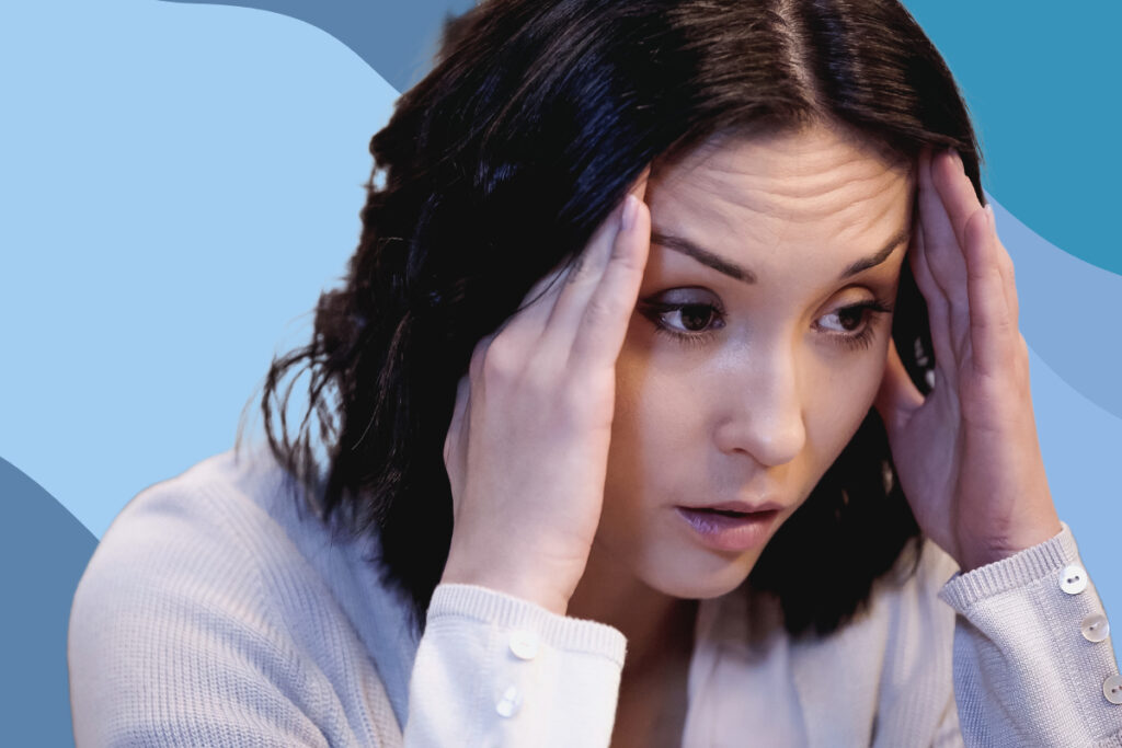 Répression ou suppression : Quelle est la différence ? woman trying to suppress her feelings