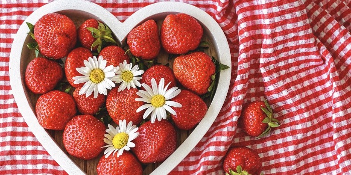 Six conseils diététiques pour un cœur en meilleure santé strawberries in a heart shaped bowl