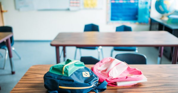 Un été bien rempli : la pétition pour la modification du calendrier scolaire et la proposition de retour en octobre de Sgarbi