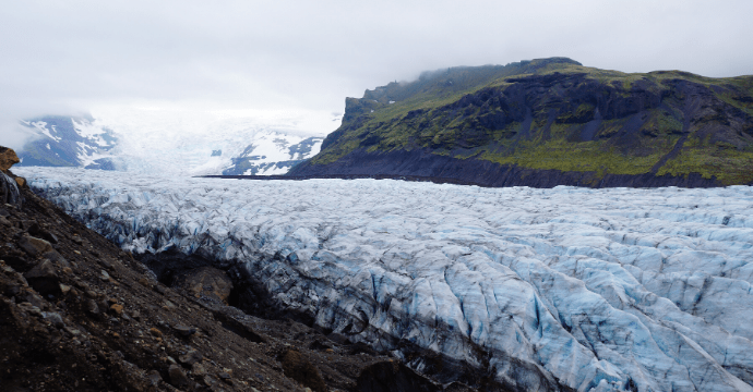 Le glacier Svínafellsjökull est représenté dans de nombreuses scènes au-delà du mur.