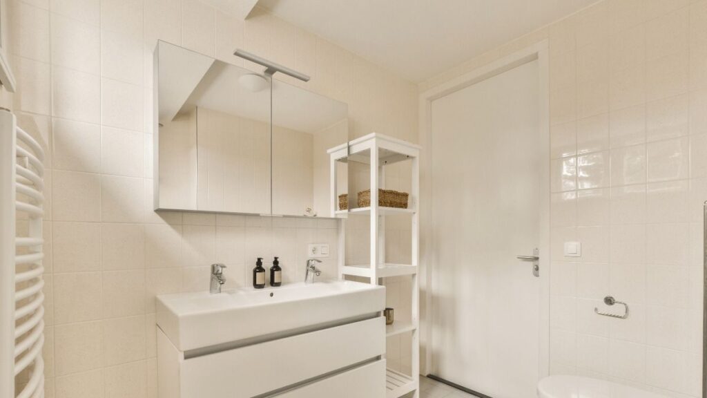 30 idées de meubles pour organiser les petites salles de bains 30 ideas de muebles para organizar baños pequeños