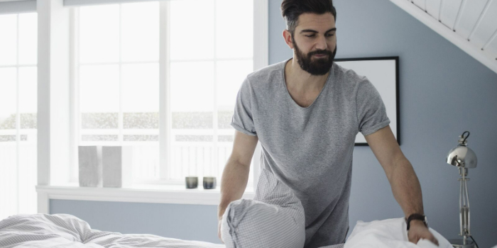 De combien de temps de sommeil avez-vous besoin ? an adult changing bedsheets