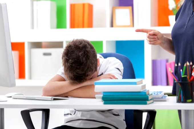 Qu’est-ce que l’amour vache en tant que parent ? Child buries his face when authoritarian parent points at him tough love examples