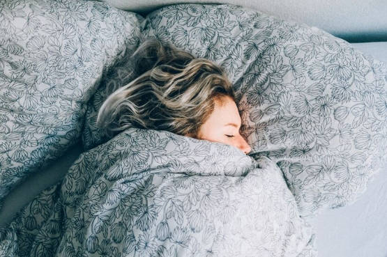 Qu’est-ce que le sommeil paradoxal et pourquoi est-il important ? person lying in bed