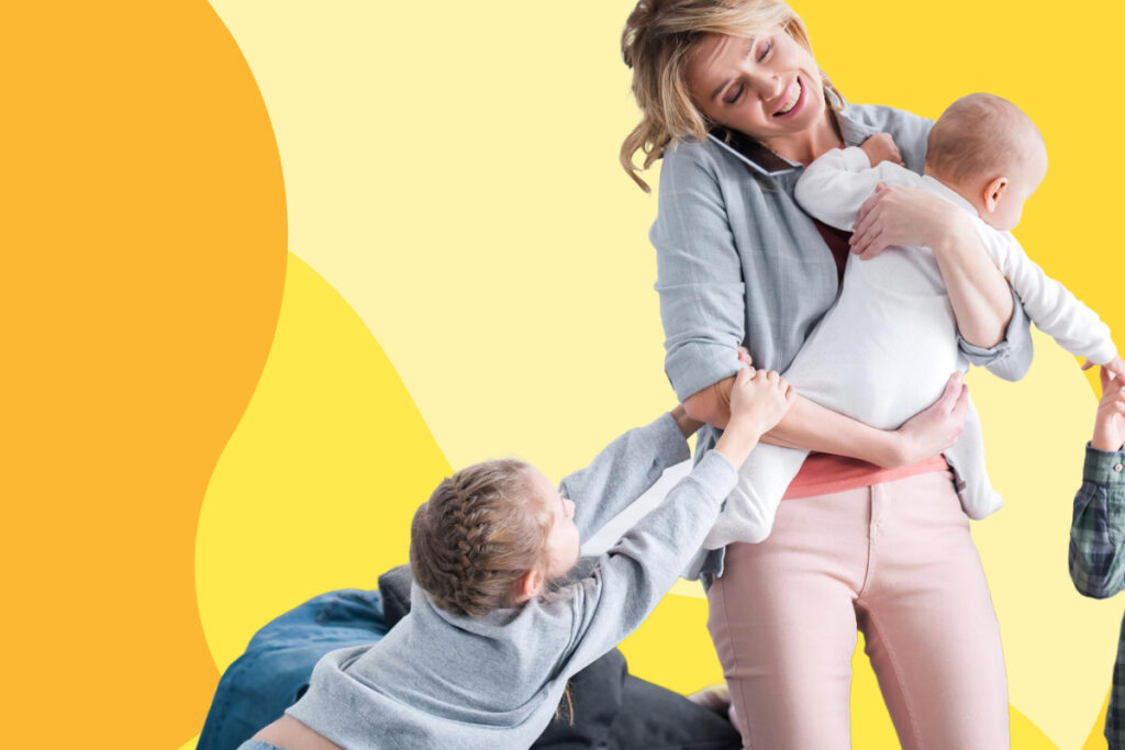 L’épuisement parental : Comment reconnaître l’épuisement et s’en remettre burnout mom talks on phone while holding baby and toddler pulling her arm