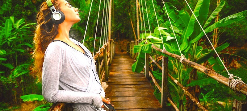 Les meilleures chansons de voyage que vous devez ajouter à votre liste de lecture de voyage best travel songs