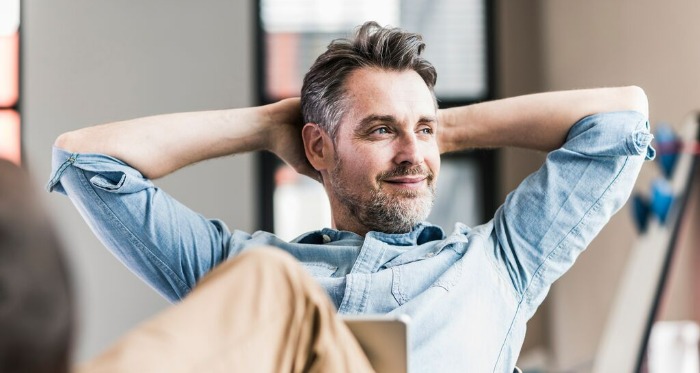 Problèmes de santé sexuelle courants chez les hommes person looking outdoors with a pensive expression