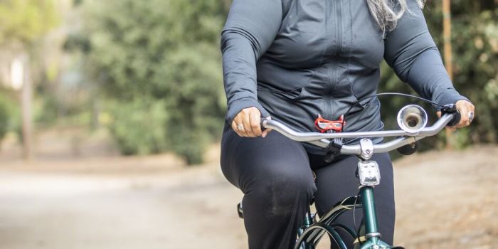 Quel est le poids de santé d’un adulte ? person riding a bicycle