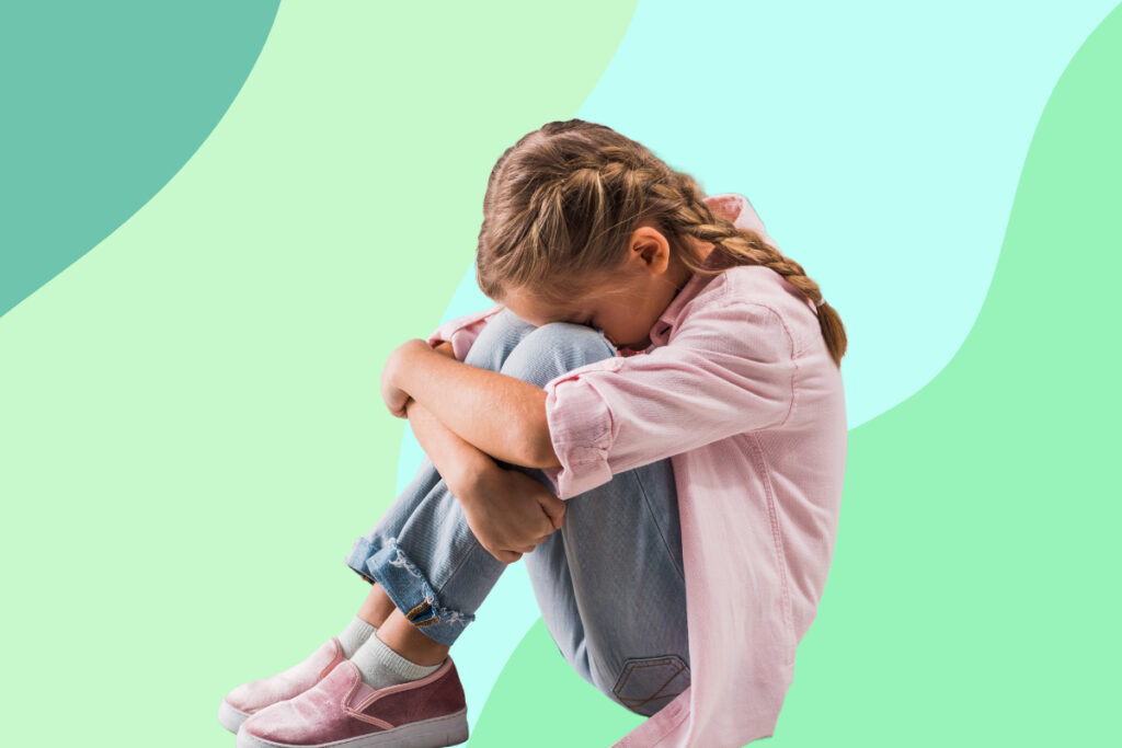 Qu’est-ce que le traumatisme de l’attachement ? 7 conseils pour guérir girl crying attachment trauma symptoms