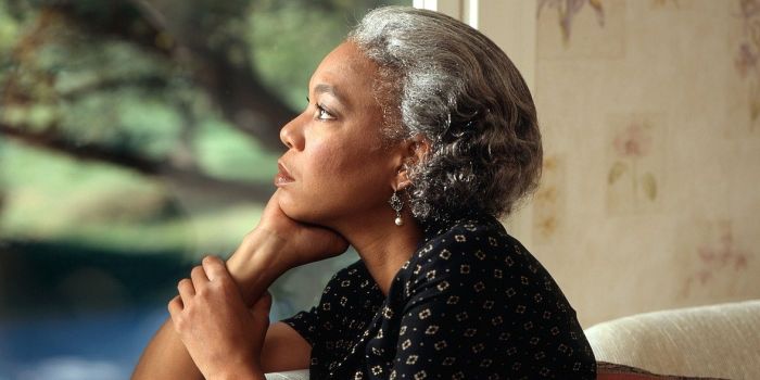 Traitement hormonal substitutif (THS) – les réponses à vos questions woman looking pensively out of the window