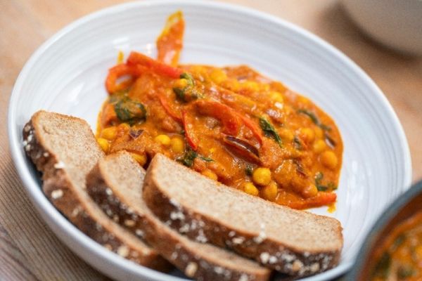 bol de curry de pois chiches et pain croustillant