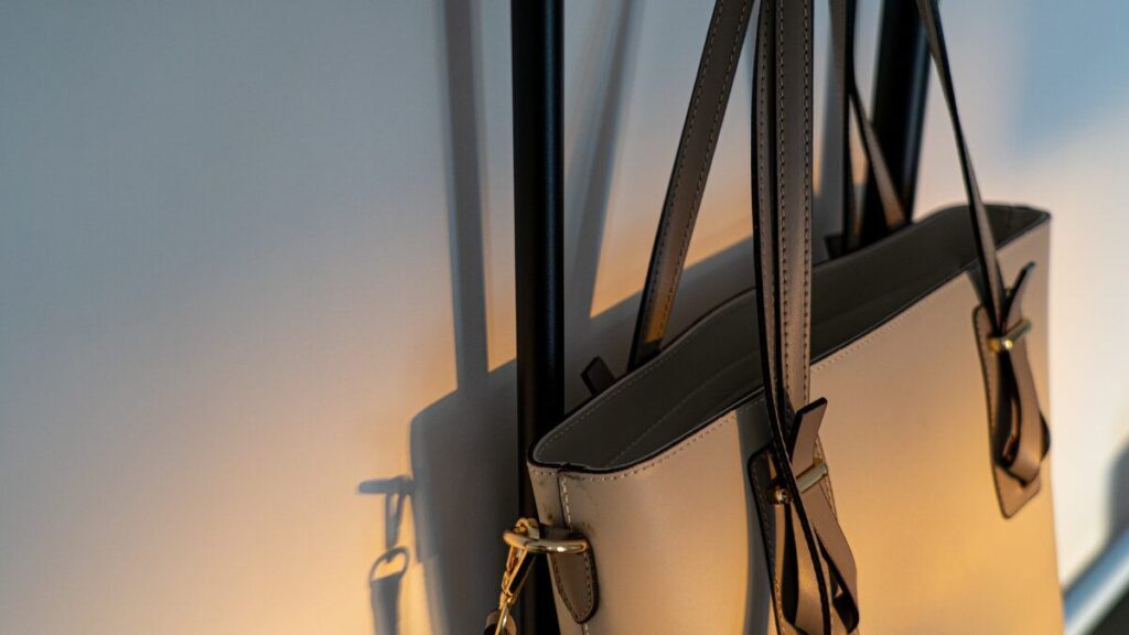 7 astuces de rangement pour organiser les sacs à la maison 7 trucos de almacenamiento para organizar los bolsos en casa