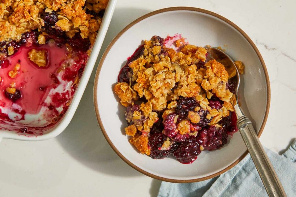 Ce crumble aux baies bourré de protéines a le goût d'un dessert au petit déjeuner.