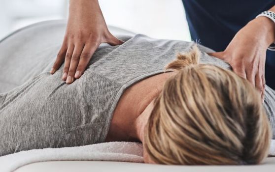 Quels sont les principaux types de thérapies complémentaires ? person getting a back massage