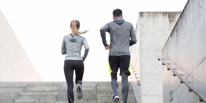 Un guide pour la perte de poids médicamenteuse Two people running up some stairs
